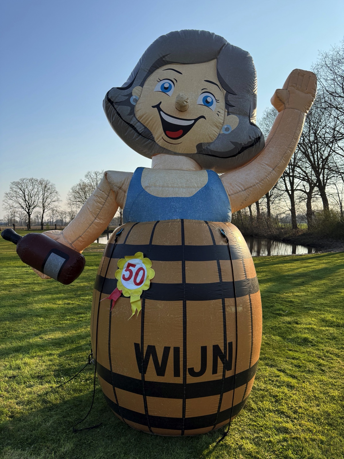 Opblaaspop Sarah in vat | Tommies Verhuur